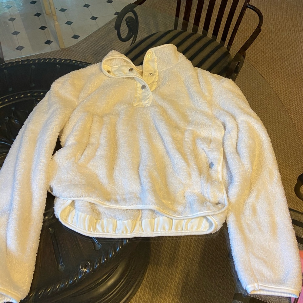 Fuzzy cropped sweatshirt!